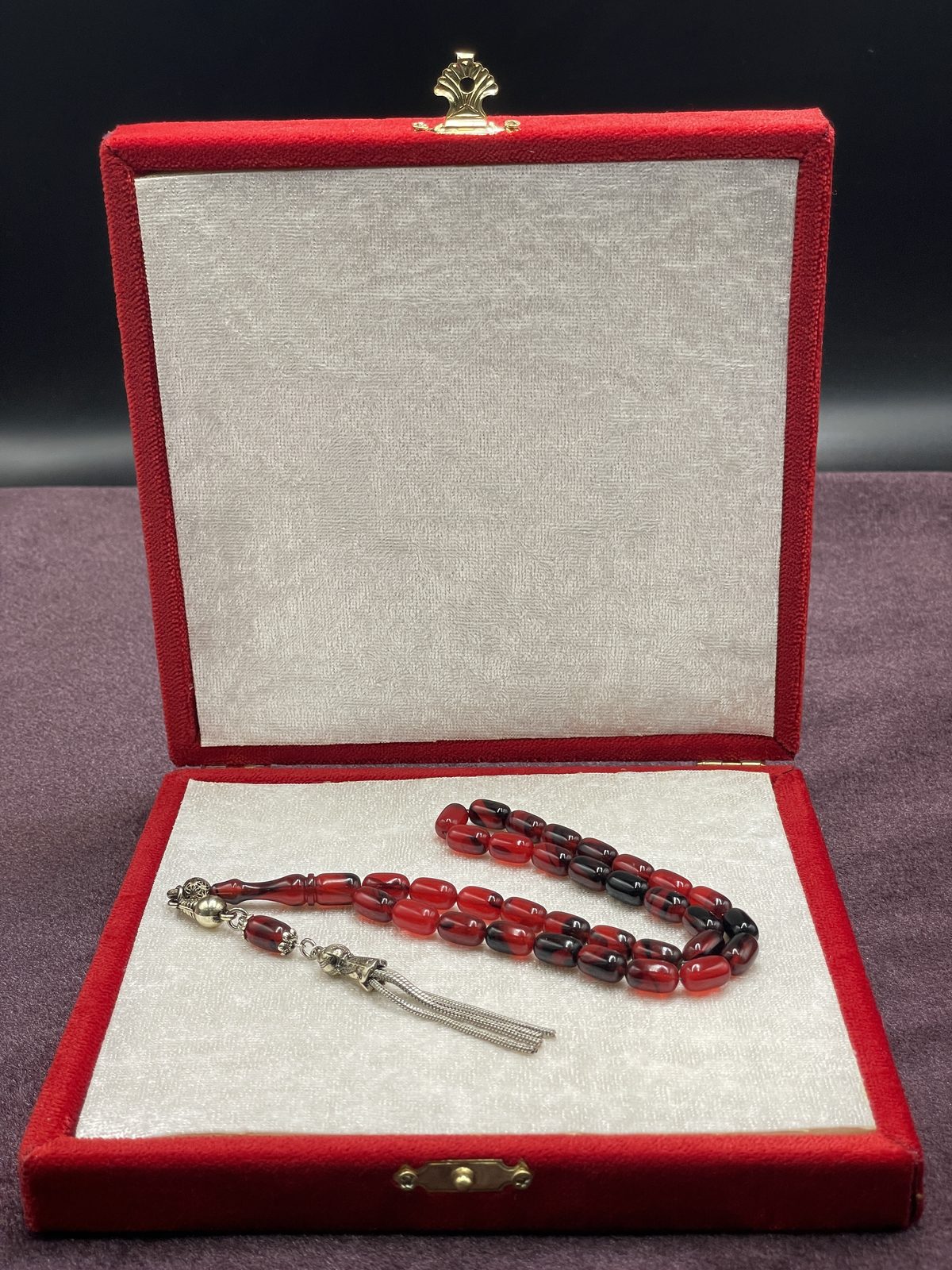 Alpaka Zincir Püsküllü Çift Renk Sıkma Kehribar Tesbih (Kırmızı-Siyah, 7x11 mm)