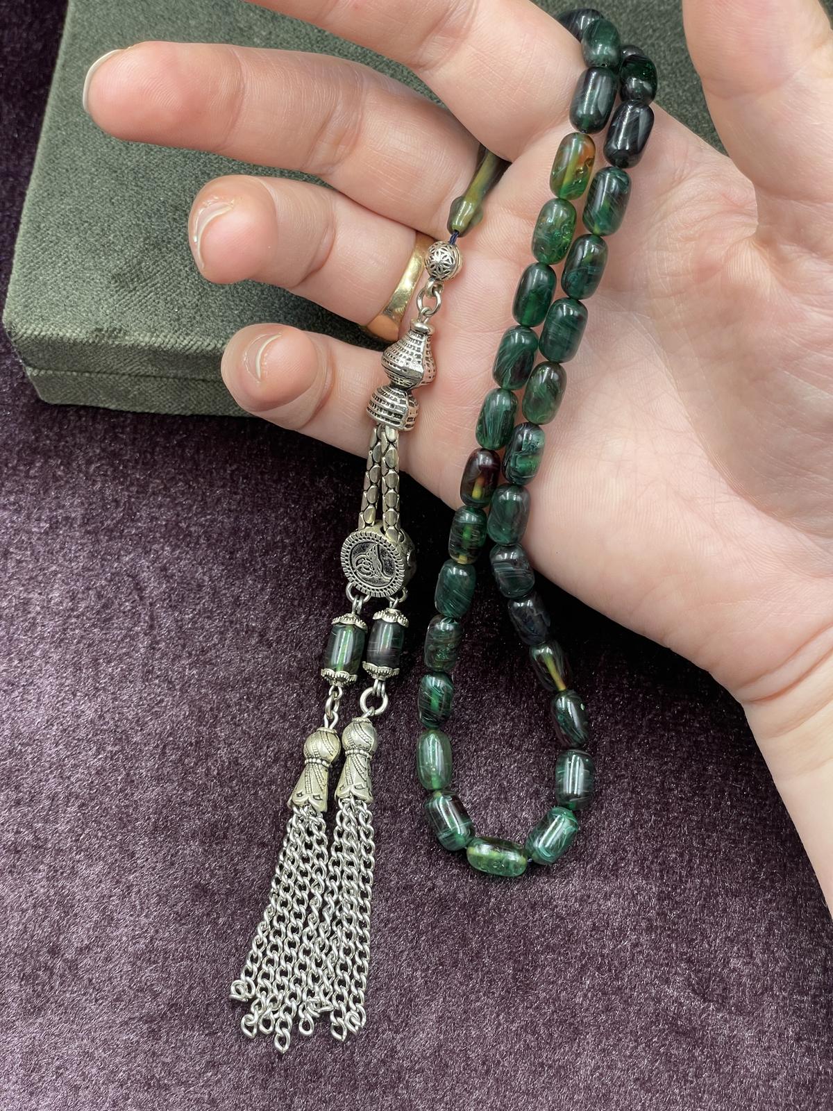 Alpaka Tuğralı Asansör Püsküllü Koyu Yeşil Sıkma Kehribar Tesbih (7x11 mm)