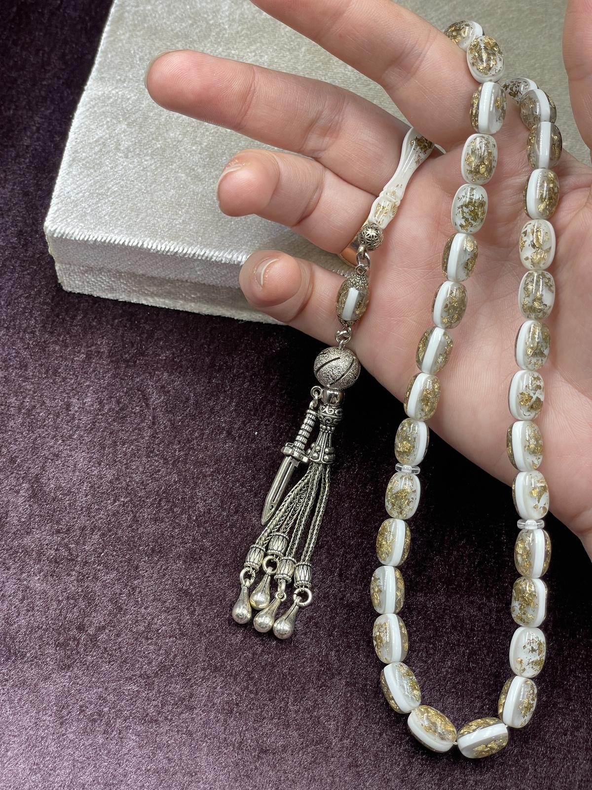 Alpaka Kılıç Detaylı Beyaz Altın Varaklı Uçak Camı Tesbih (12x8 mm)