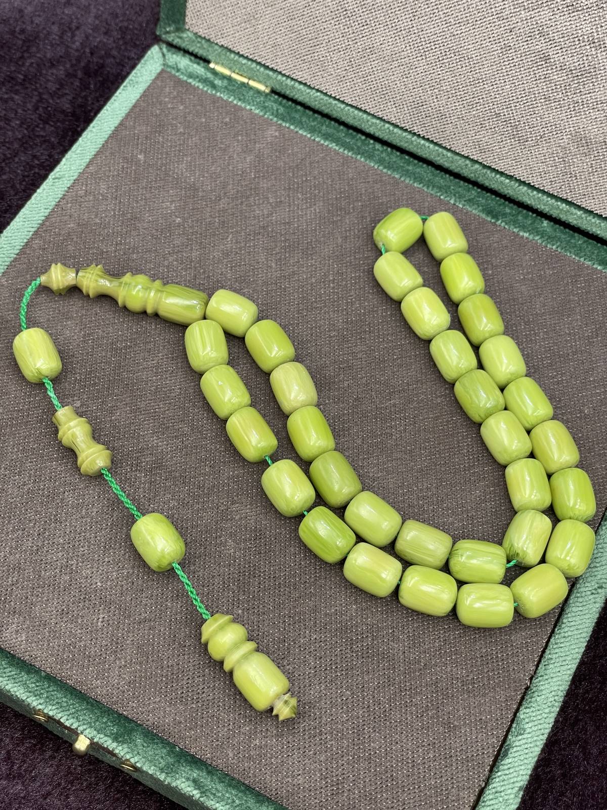 Püskülsüz Tane Sonlu Fıstık Yeşili Kanayan Baga Katalin Tesbih (8x11 mm)