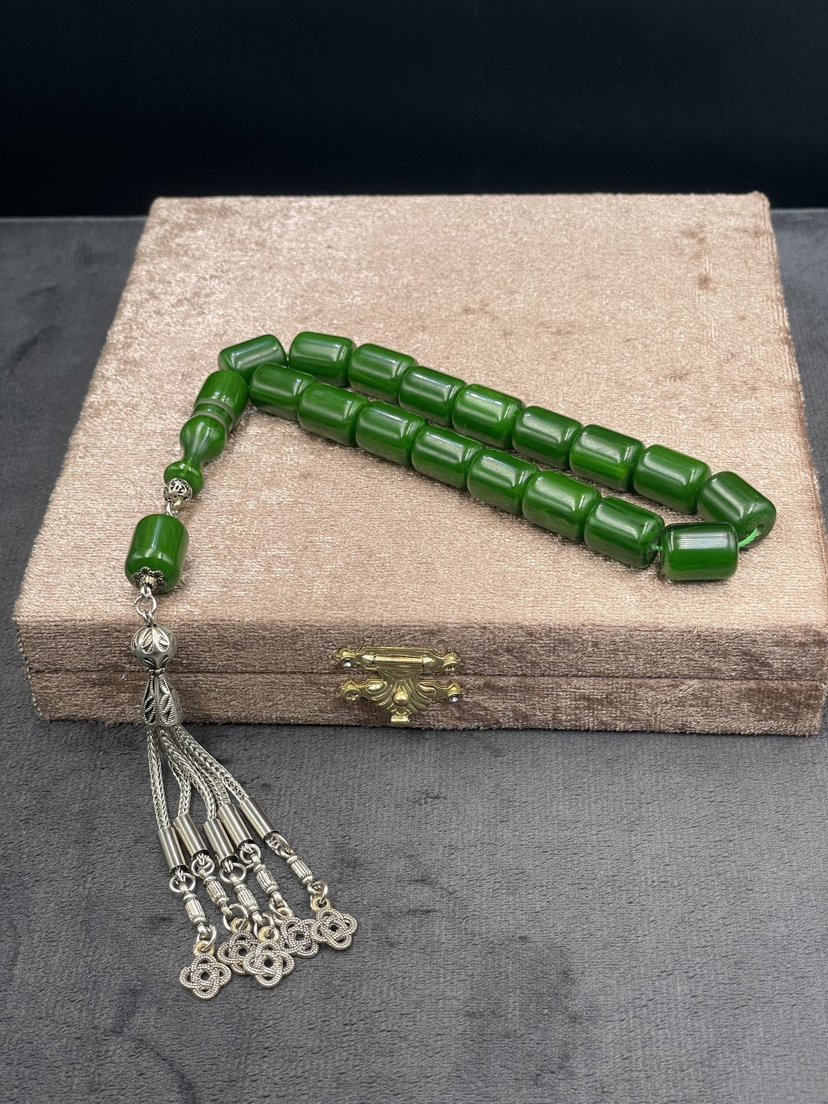 Efe Boy Alpaka Zincir Püsküllü Hamur Yeşili Sıkma Kehribar Tesbih (11x14 mm)